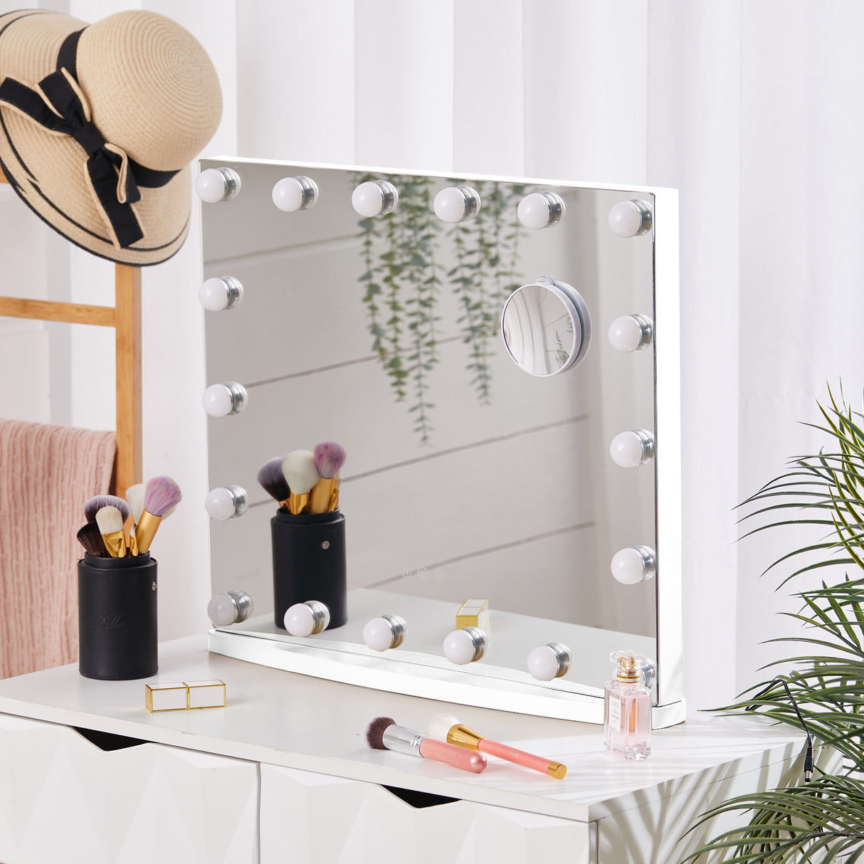 White Hollywood 18 LED Bulbs Make Up Cosmetic Mirror With Magnifying Glass