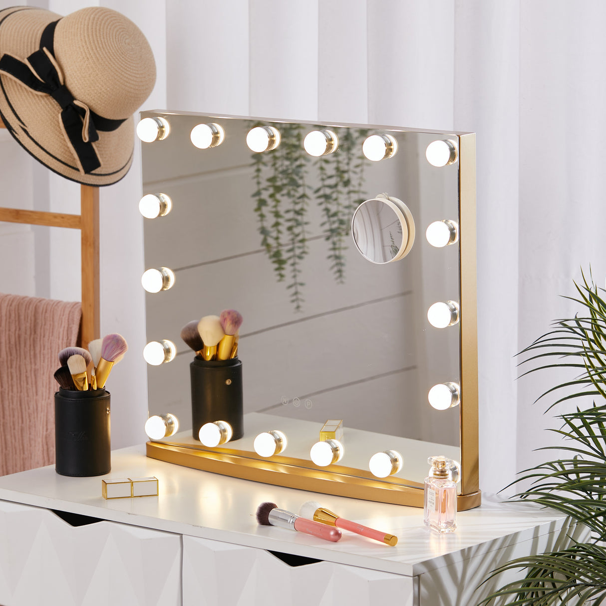 Hollywood 18 LED Bulbs Make Up Cosmetic Mirror With Magnifying Glass